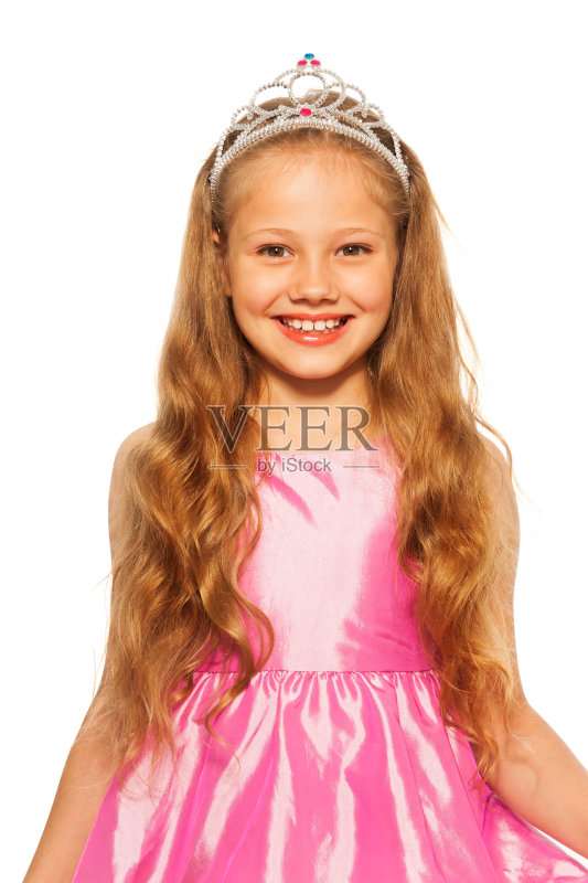 一个女孩穿着粉红色的裙子戴着皇冠的特写正版图片素材