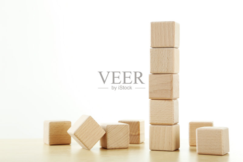 木制的立方体玩具在棕色的木制背景上正版图片素材