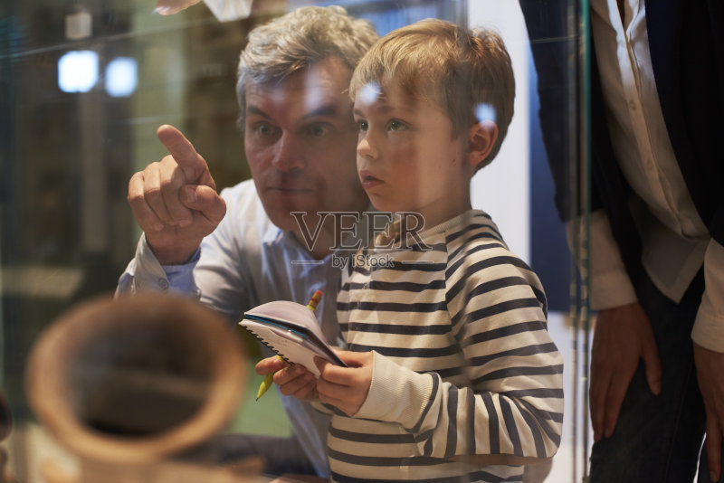 父亲和儿子看文物，以防万一正版图片素材