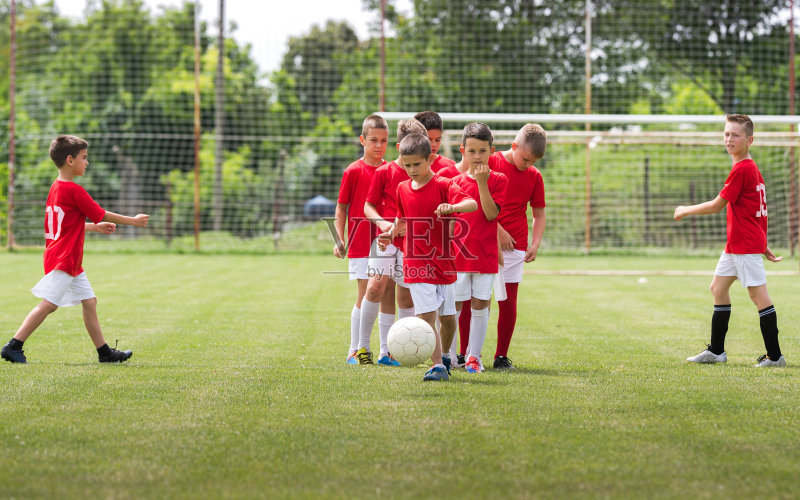 孩子们训练足球正版图片素材