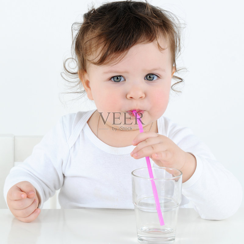 可爱的小女孩在喝水正版图片素材