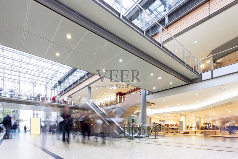 现代繁忙的购物中心与运动模糊购物者正版图片素材