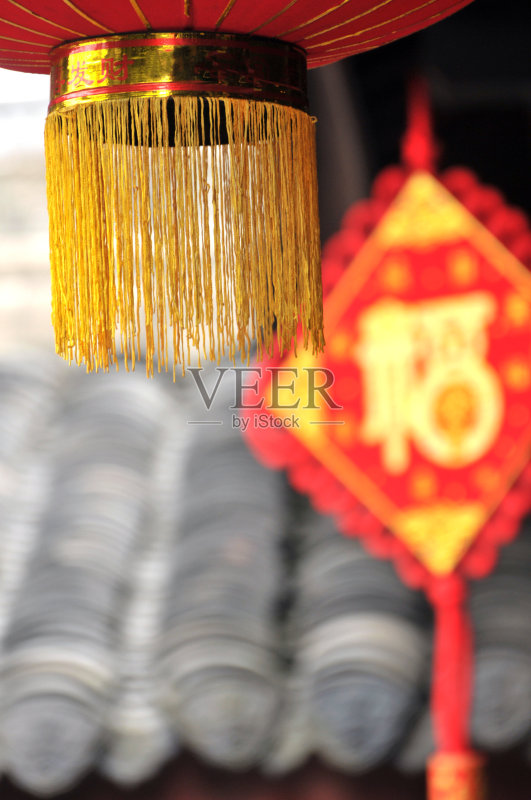 中国人悬挂护身符和灯笼正版图片素材