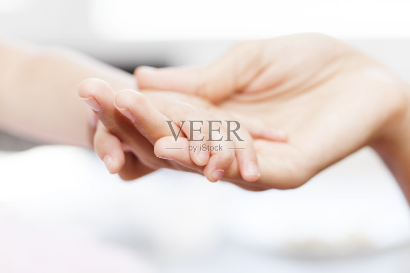 母亲牵着婴儿的手正版图片素材