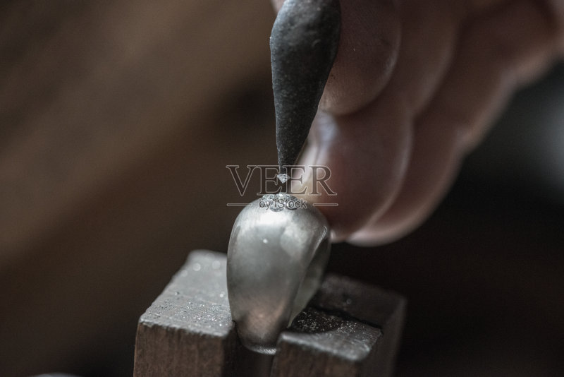 专业宝石镶嵌珠宝工艺实验室:将钻石镶嵌在戒指上正版图片素材