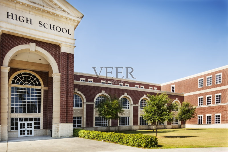 学历:高中大楼入口。Copyspace和天空。正版图片素材