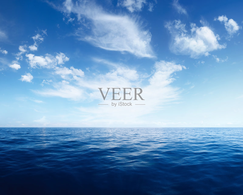 深蓝色海洋上的缕缕云正版图片素材