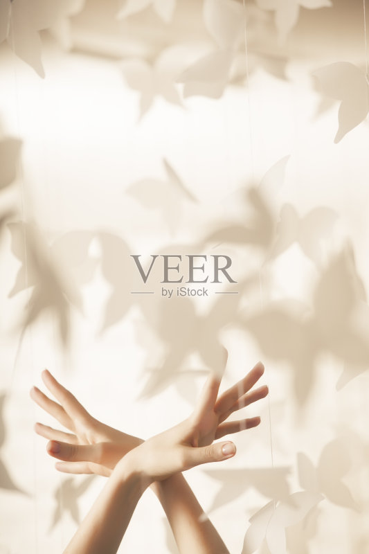 美丽女人的手和纸蝴蝶正版图片素材