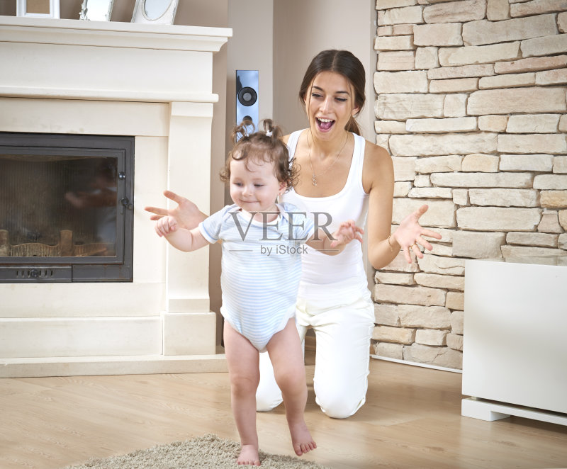 兴奋的妈妈看着宝宝第一次走路正版图片素材