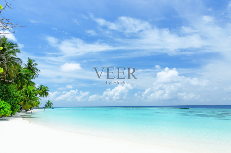 热带海滩和绿色泻湖正版图片素材