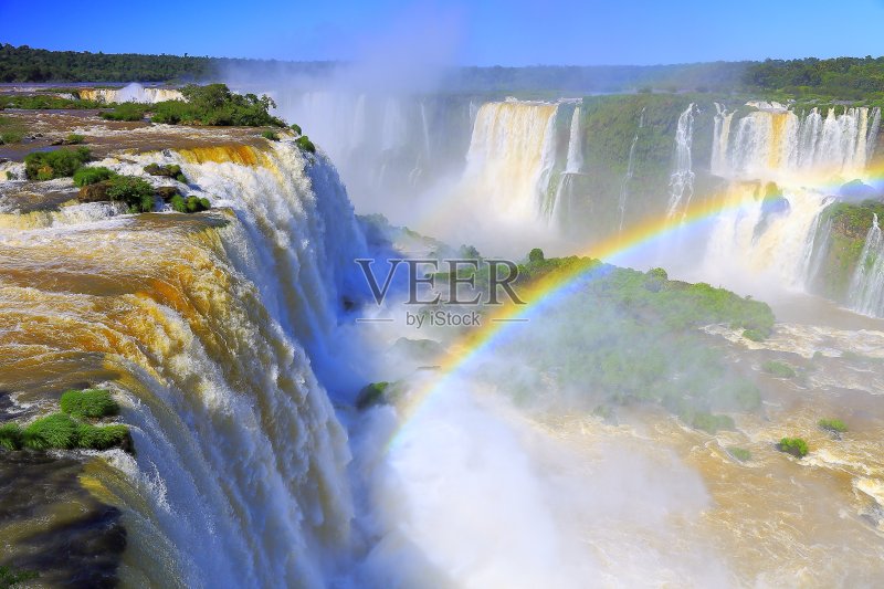 伊瓜苏壮观的瀑布和绿色雨林，巴西，阿根廷，南美洲正版图片素材