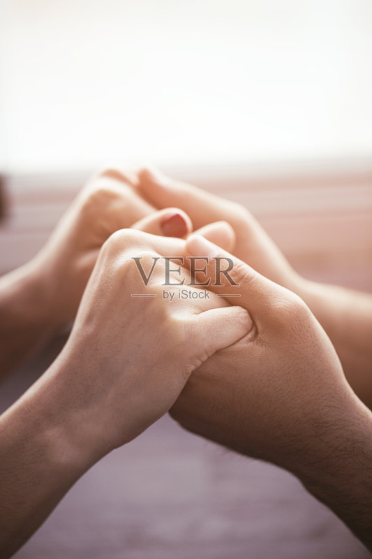 情侣手牵着手正版图片素材