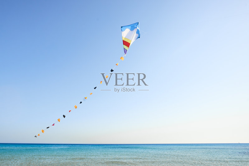 五颜六色的风筝在风中飞舞正版图片素材