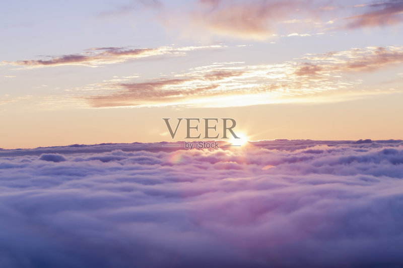 云上神圣的日落正版图片素材