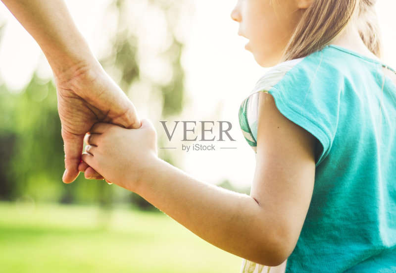 母亲和女儿手牵着手走着正版图片素材