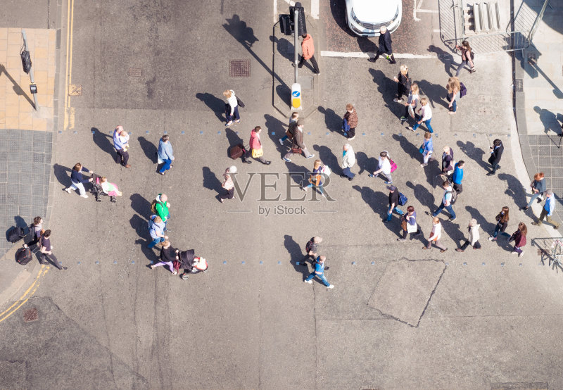 大量的行人过马路正版图片素材