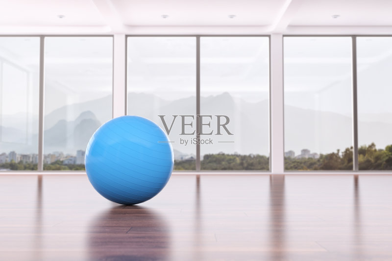 瑜伽课上的健身球正版图片素材