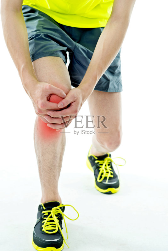 男人按住他疼痛的膝盖正版图片素材