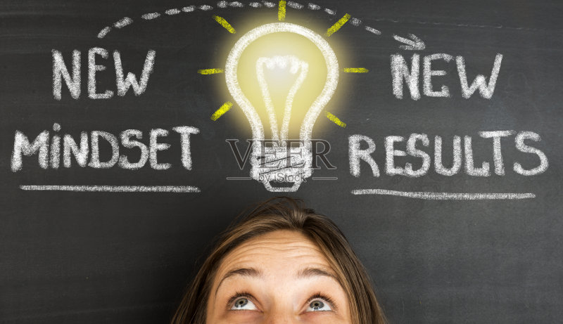 黑板上的新思维新结果概念正版图片素材