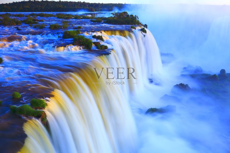南美伊瓜苏瀑布傍晚的航拍照片正版图片素材
