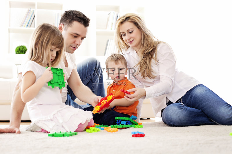 父母和孩子玩耍的肖像正版图片素材