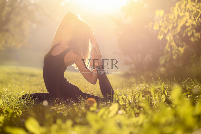 女人练习瑜伽正版图片素材