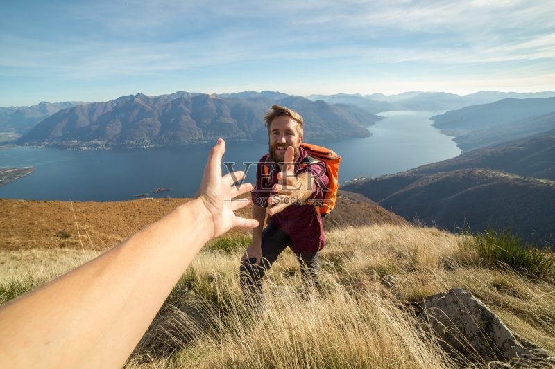 徒步者在山路上互相帮助正版图片素材