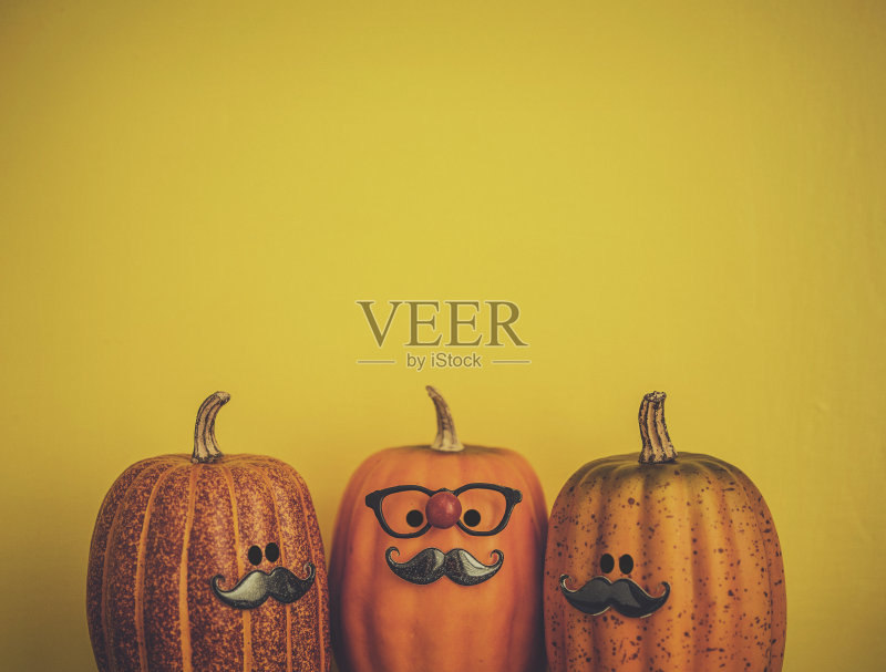 三个南瓜角色在万圣节戴着胡子正版图片素材