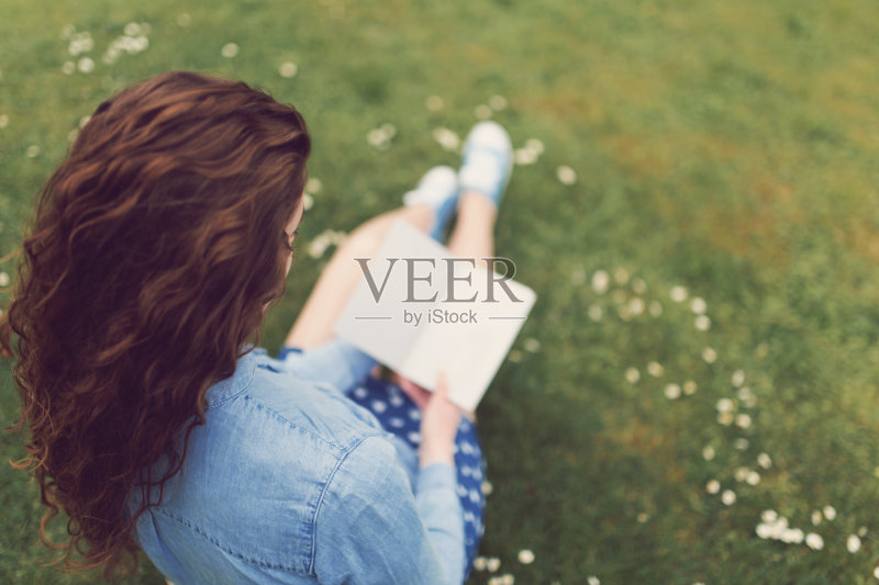 她是一个充满激情的读者正版图片素材