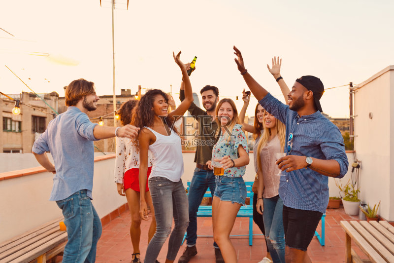 多民族朋友在屋顶派对上跳舞正版图片素材