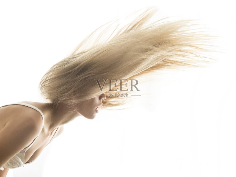 年轻漂亮的女人秀发飞扬正版图片素材