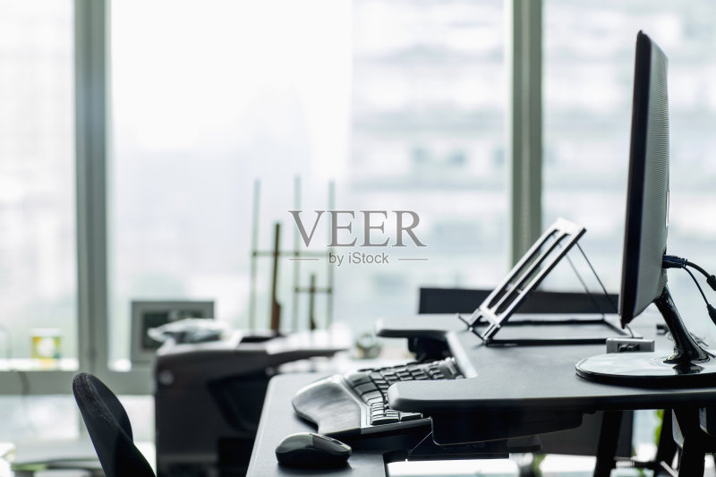 技术办公室的办公桌和电脑视图正版图片素材