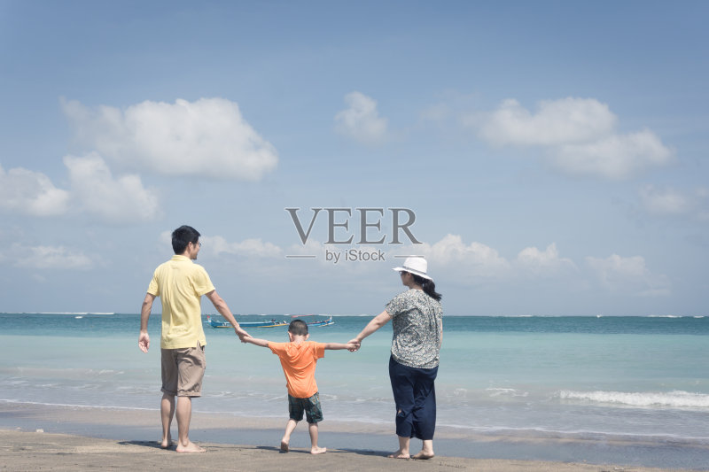 一家人带着一个孩子在海滩上玩正版图片素材