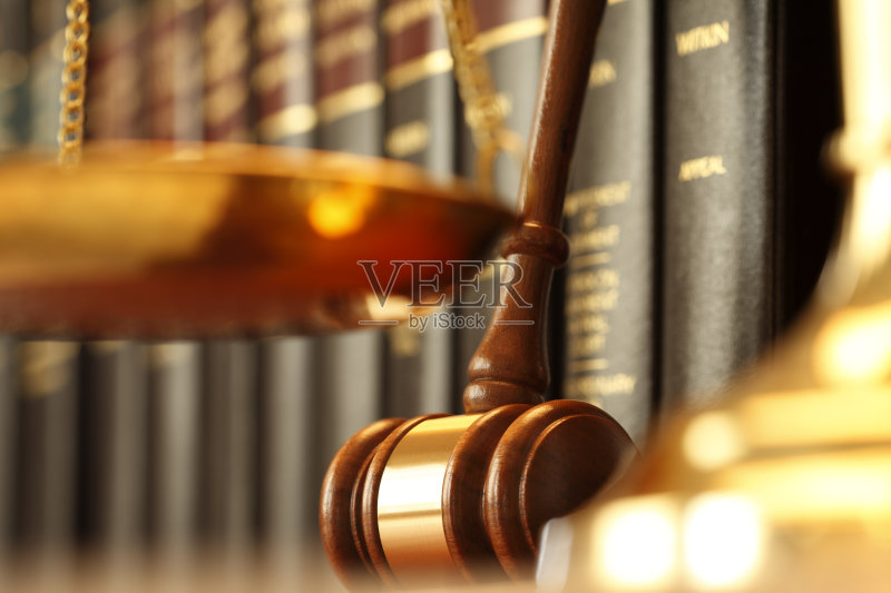 靠在一排法律书籍上的木槌正版图片素材