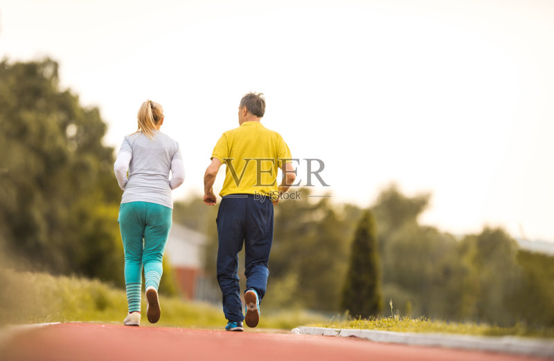 后视图的老夫妇慢跑在跑道上。正版图片素材