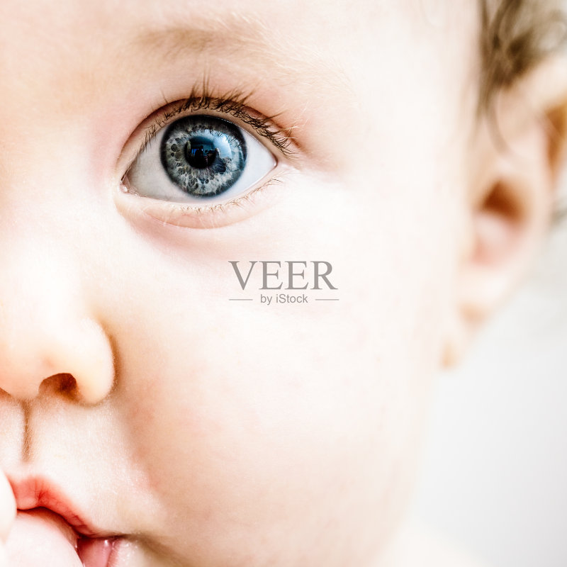 可爱的小女孩吮拇指正版图片素材