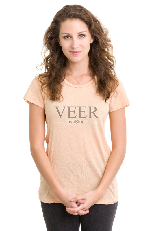 一个穿着桃色衬衫和黑色牛仔裤的女人的肖像正版图片素材