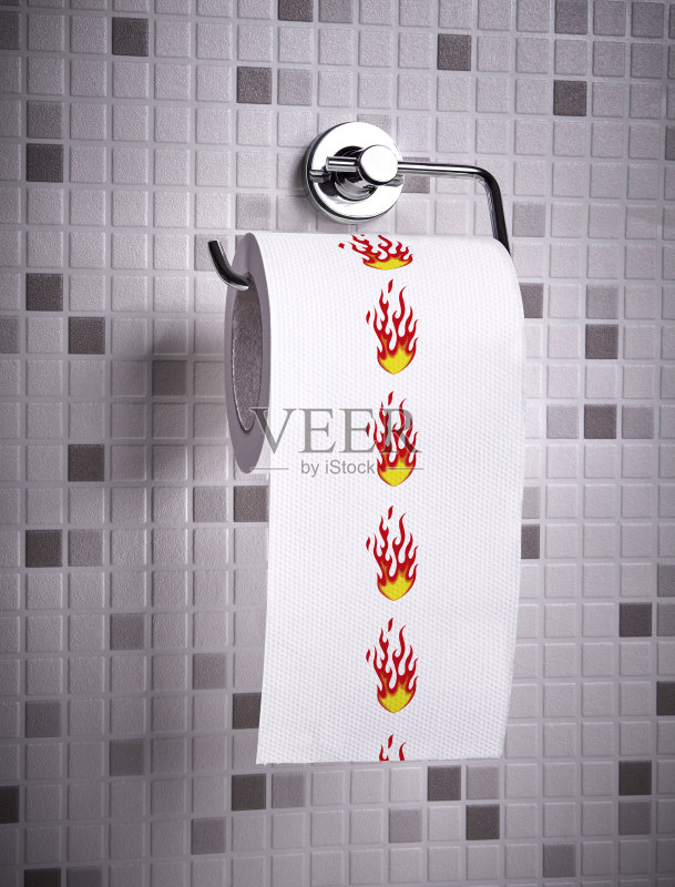 痔疮的概念。有火焰的卫生纸正版图片素材