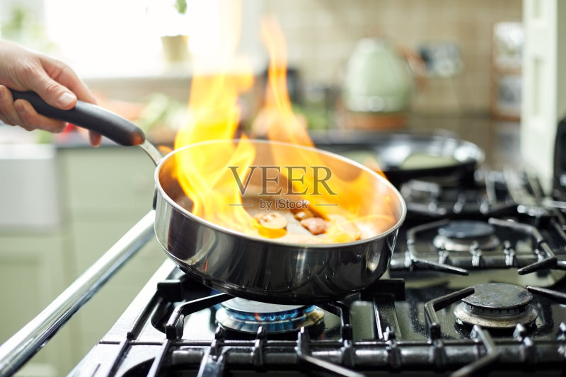 煎锅里火焰的特写正版图片素材