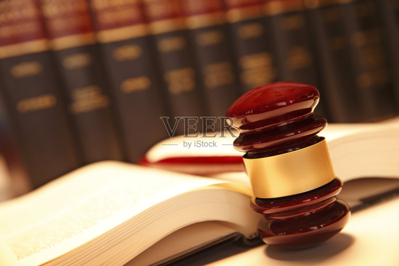 搁在打开的法律书上面的木槌正版图片素材