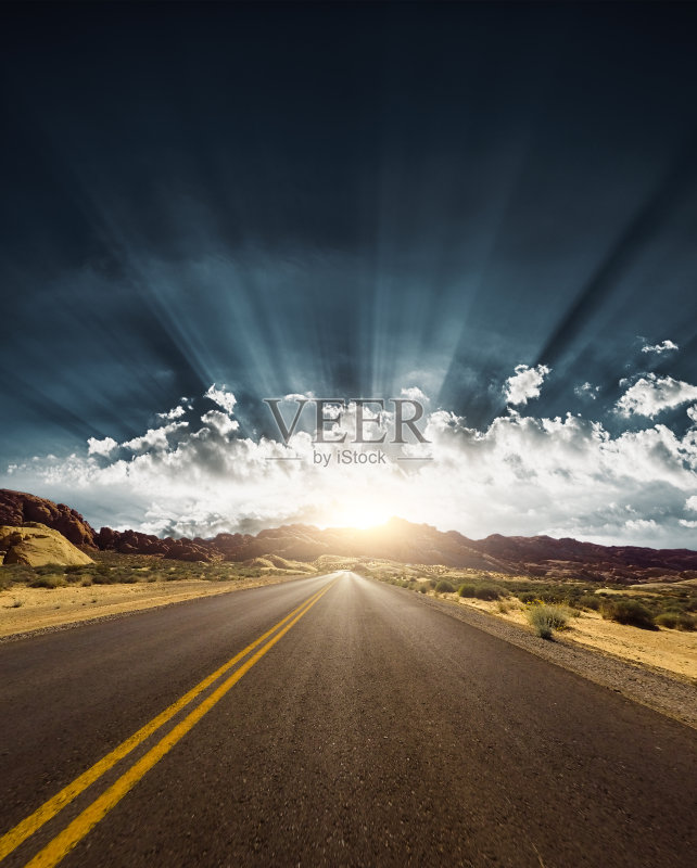 黄昏时分，在火谷的路上正版图片素材