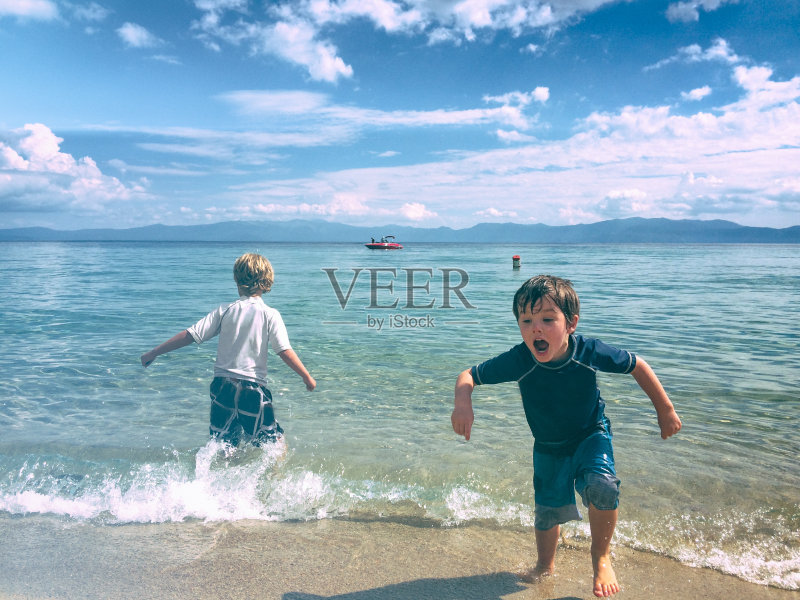 男孩们一起在美丽的太浩湖中玩耍正版图片素材