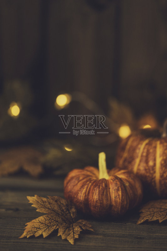 秋天背景。有南瓜、树叶和木头的乡村静物画正版图片素材
