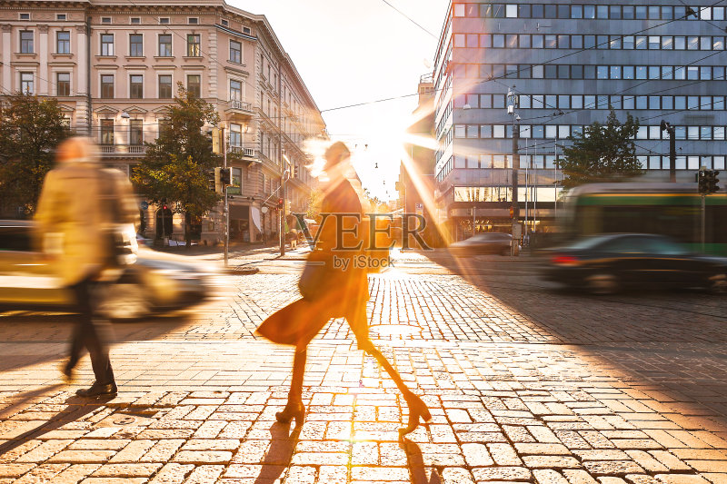 在城市中行走的人的运动模糊正版图片素材