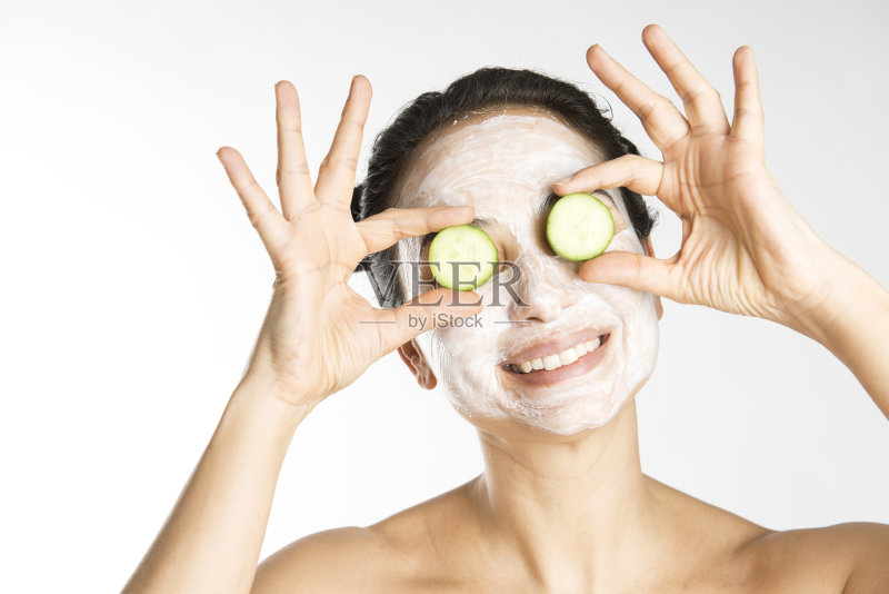 拿黄瓜遮住眼睛的女人正版图片素材