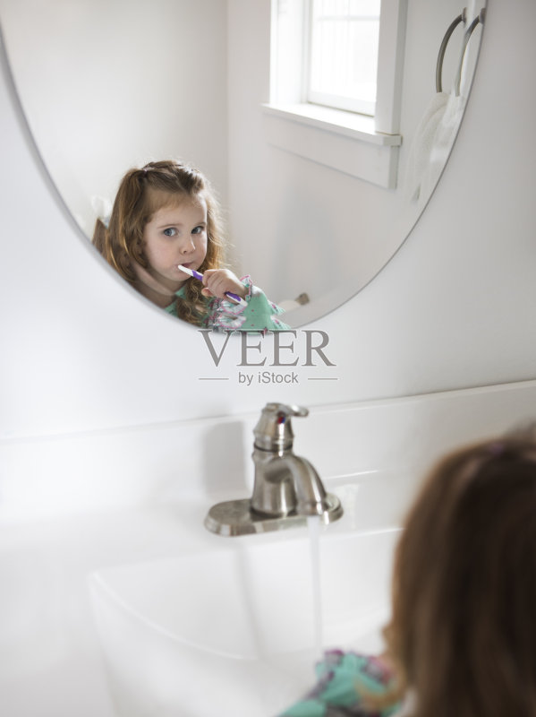 一个小女孩正在刷牙正版图片素材