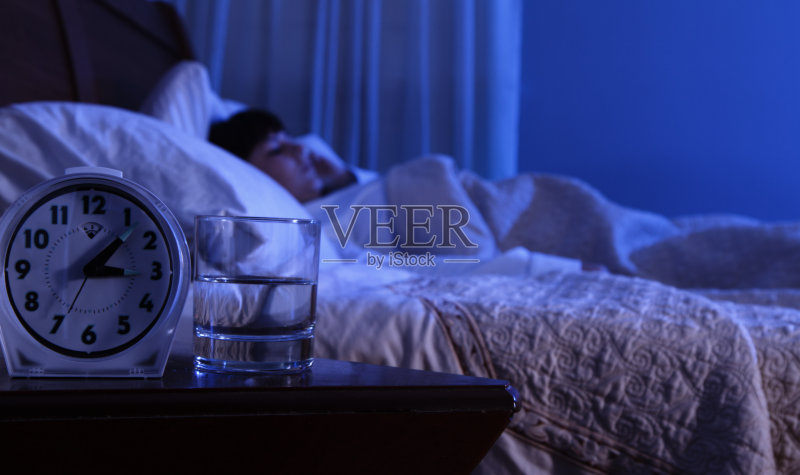 晚上独自睡觉的女人正版图片素材