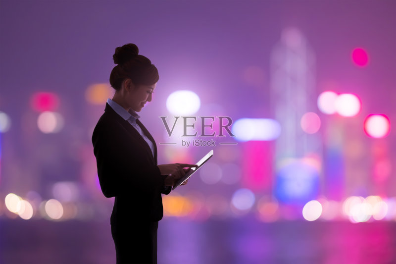 年轻女商人的剪影正版图片素材