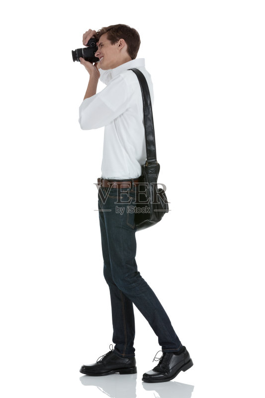 一个男人正在用相机拍照正版图片素材