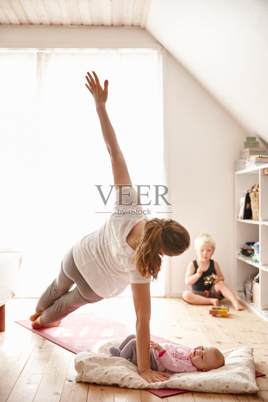 妈妈很喜欢瑜伽正版图片素材